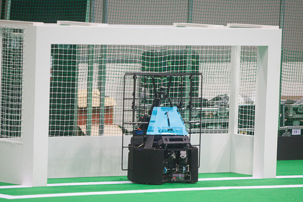 強豪同士の対戦に会場が沸いたロボカップサッカー中型リーグ、ロボットのカメラが天井に向けて設置されている理由