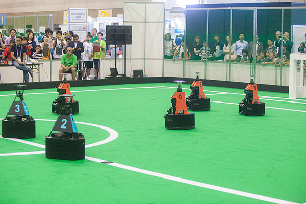 強豪同士の対戦に会場が沸いたロボカップサッカー中型リーグ、ロボットのカメラが天井に向けて設置されている理由