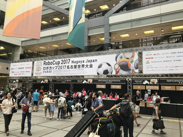 「ソニーブースでアイボとキュリオのステッカーをゲット!!」ロボカップゆる～いレポート