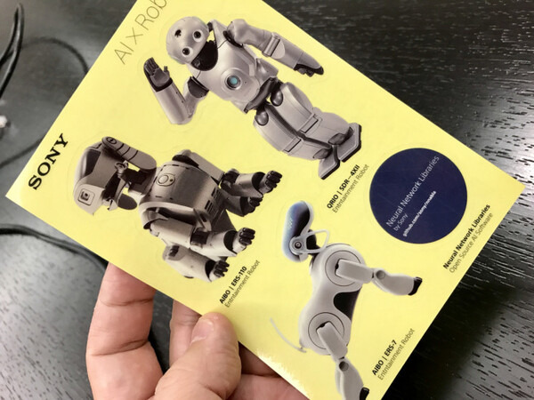 「ソニーブースでアイボとキュリオのステッカーをゲット!!」ロボカップゆる～いレポート