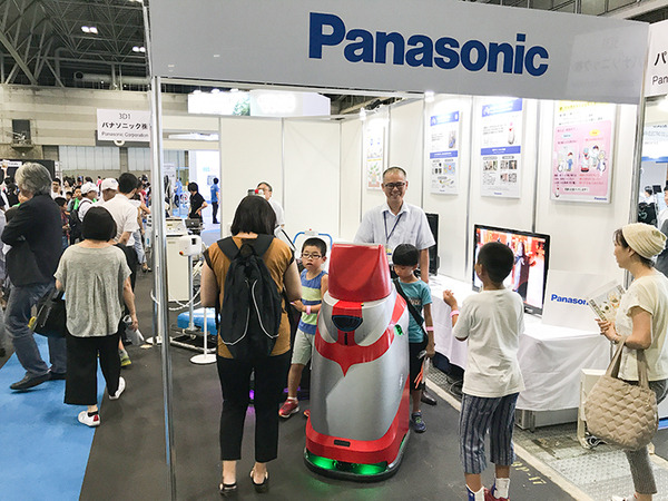 「ソニーブースでアイボとキュリオのステッカーをゲット!!」ロボカップゆる～いレポート