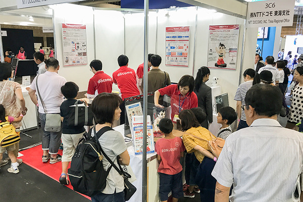 「ソニーブースでアイボとキュリオのステッカーをゲット!!」ロボカップゆる～いレポート