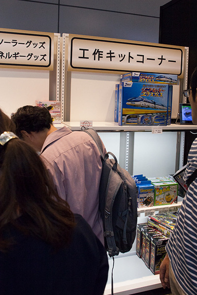 「ソニーブースでアイボとキュリオのステッカーをゲット!!」ロボカップゆる～いレポート