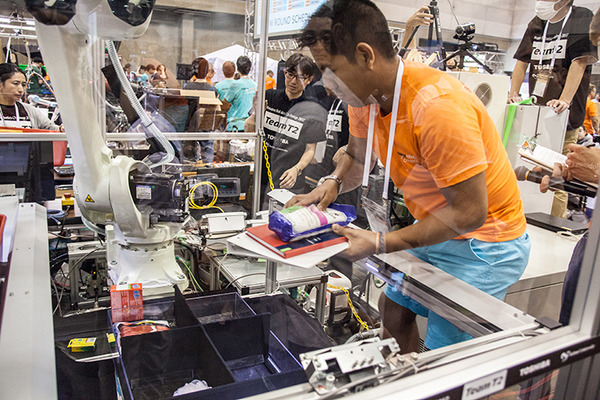 アマゾン・ロボティクス・チャレンジ(Amazon Robotics Challenge)徹底解説　主なルール、会場の様子、動画、技術的なポイント