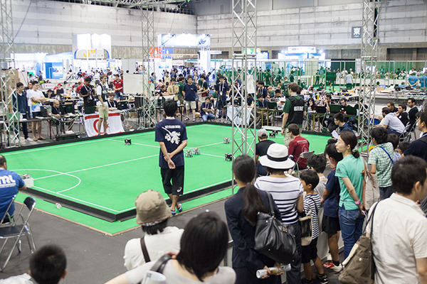 ロボカップサッカー「小型リーグ」の魅力と人気の秘密、スピードと戦術連携を実現する「ビジョンシステムとAIコンピュータ」とは