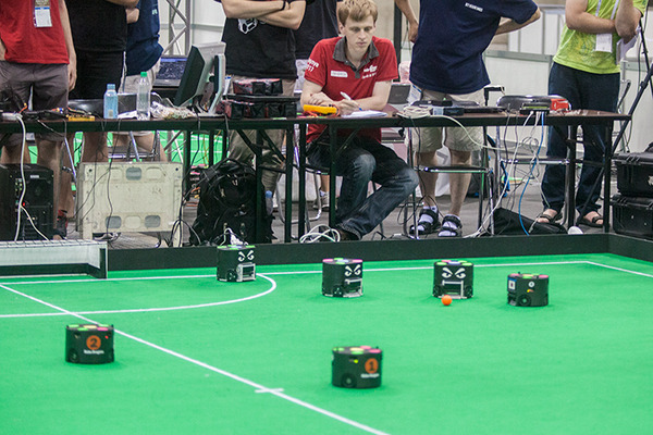 ロボカップサッカー「小型リーグ」の魅力と人気の秘密、スピードと戦術連携を実現する「ビジョンシステムとAIコンピュータ」とは