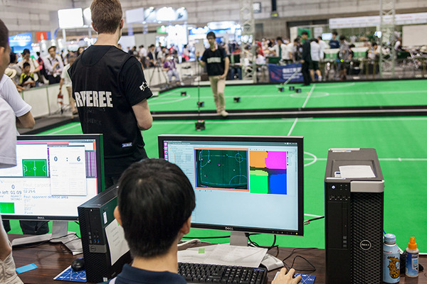 ロボカップサッカー「小型リーグ」の魅力と人気の秘密、スピードと戦術連携を実現する「ビジョンシステムとAIコンピュータ」とは