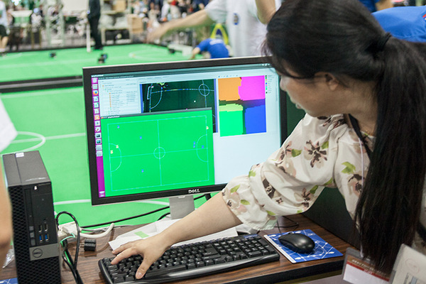 ロボカップサッカー「小型リーグ」の魅力と人気の秘密、スピードと戦術連携を実現する「ビジョンシステムとAIコンピュータ」とは