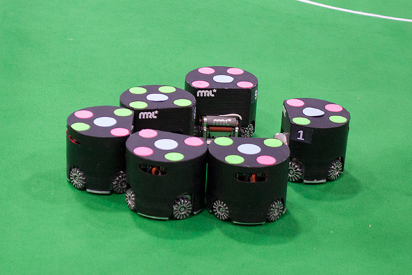 ロボカップサッカー「小型リーグ」の魅力と人気の秘密、スピードと戦術連携を実現する「ビジョンシステムとAIコンピュータ」とは