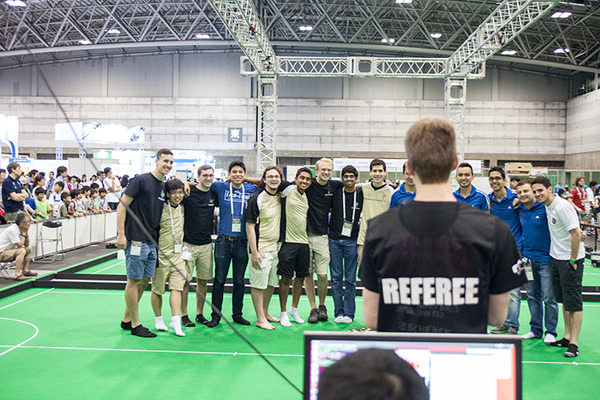ロボカップサッカー「小型リーグ」の魅力と人気の秘密、スピードと戦術連携を実現する「ビジョンシステムとAIコンピュータ」とは