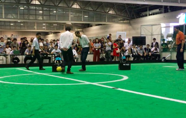 「ロボット」vs「人間」のサッカー対決、勝ったのはどっち？【動画あり】