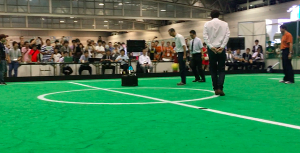 「ロボット」vs「人間」のサッカー対決、勝ったのはどっち？【動画あり】