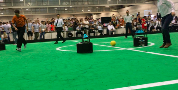 「ロボット」vs「人間」のサッカー対決、勝ったのはどっち？【動画あり】