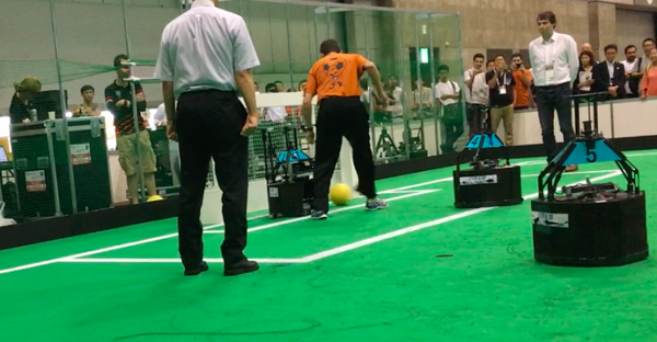 「ロボット」vs「人間」のサッカー対決、勝ったのはどっち？【動画あり】