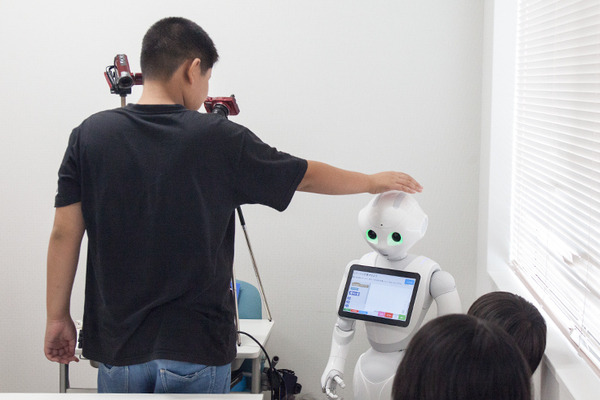 発達障がいの子ども達にPepperでプログラミング教育を！一燈会の「放課後デイサービス トゥモローランド」が実践スタート