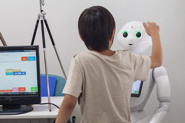 発達障がいの子ども達にPepperでプログラミング教育を！一燈会の「放課後デイサービス トゥモローランド」が実践スタート