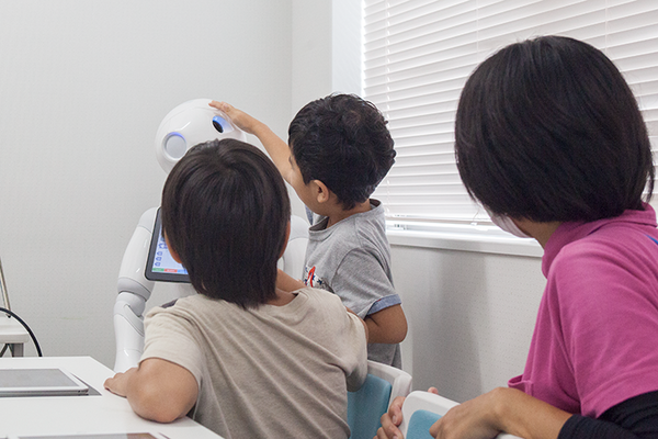 発達障がいの子ども達にPepperでプログラミング教育を！一燈会の「放課後デイサービス トゥモローランド」が実践スタート