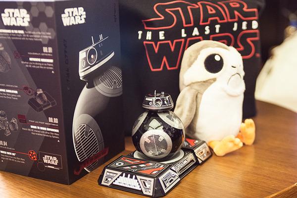 【速報】最新作「スター・ウォーズ／最後のジェダイ」の新キャラ＆新ドロイド、注目の謎とは？ 「Force Friday II」イベントレポート