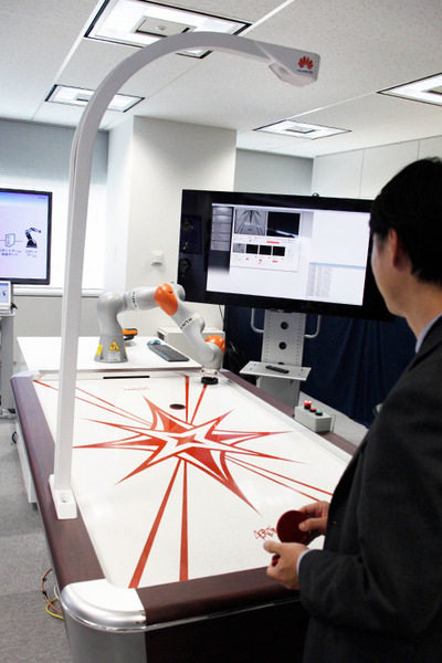 【ロボットでエアホッケー】ソフトバンクが5G通信を使って超低遅延でロボットを遠隔制御するデモを公開