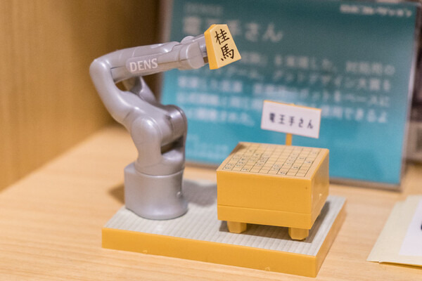 デンソーの対局用ロボットアーム「電王手さん」ミニプラモデル他を5名様に【ロボスタプレゼント】