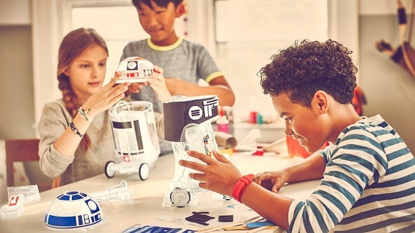 自分だけの「R2-D2」を組み立て可能なキット！無料アプリで自在にコントロールできる「DROID INVENTOR KIT」