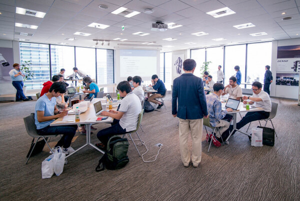 小型ロボットアームの活用法を考える、デンソーの「COBOTTAハッカソン」が開催！