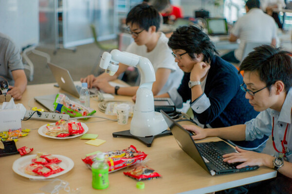 小型ロボットアームの活用法を考える、デンソーの「COBOTTAハッカソン」が開催！