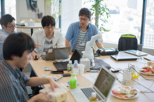 小型ロボットアームの活用法を考える、デンソーの「COBOTTAハッカソン」が開催！