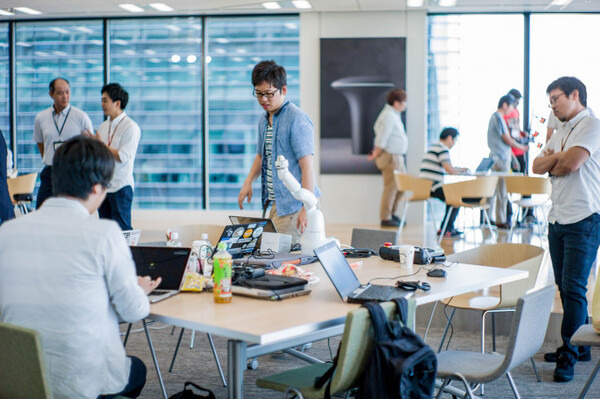 小型ロボットアームの活用法を考える、デンソーの「COBOTTAハッカソン」が開催！