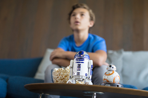 【動画あり】R2-D2、BB-9E、BB-8の3台と一緒に映画を観るってどういうこと？スフィロ「Watch With Me（一緒に映画をみよう）」レポート