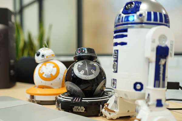 【動画あり】R2-D2、BB-9E、BB-8の3台と一緒に映画を観るってどういうこと？スフィロ「Watch With Me（一緒に映画をみよう）」レポート