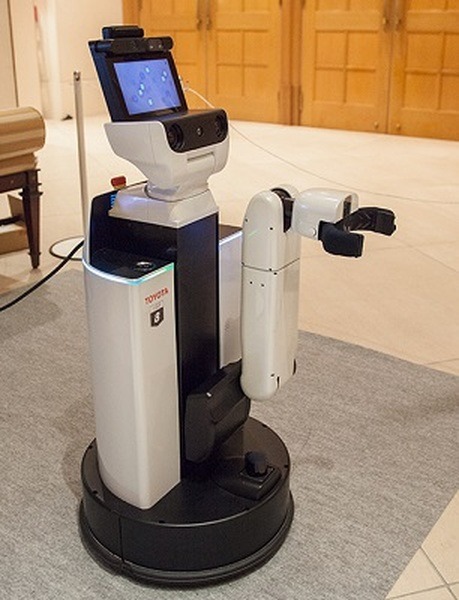 NTTとトヨタがAI×ロボットで共同研究を開始！AI技術「corevo」と生活支援ロボット「HSR」が連携するプロトタイプをCEATECに出展