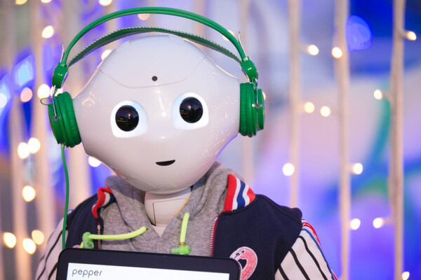 ヒューマノイドロボットのための洋服ブランドが登場、ロボットと子供をお揃いに