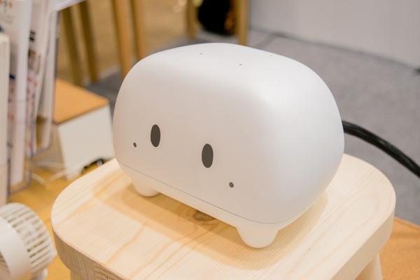ユカイ工学の「猫のようなしっぽ」を持つクッション型ロボット「Qoobo（クーボ）」実機レビュー【CEATEC JAPAN 2017】