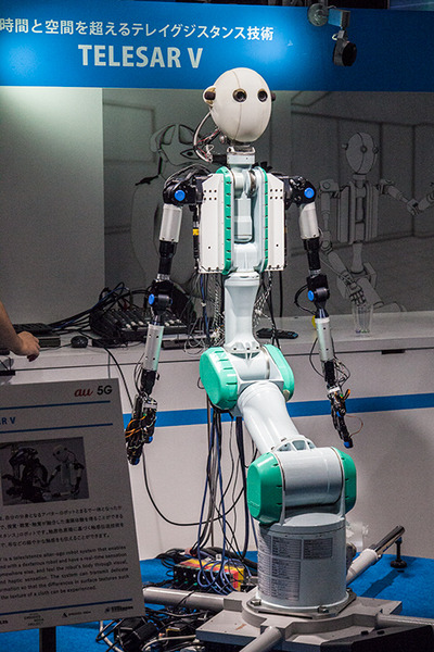 KDDIがモノの感触を体験できる遠隔操作ロボット「テレイグジスタンス」を出展、実用化は来年春を目指す