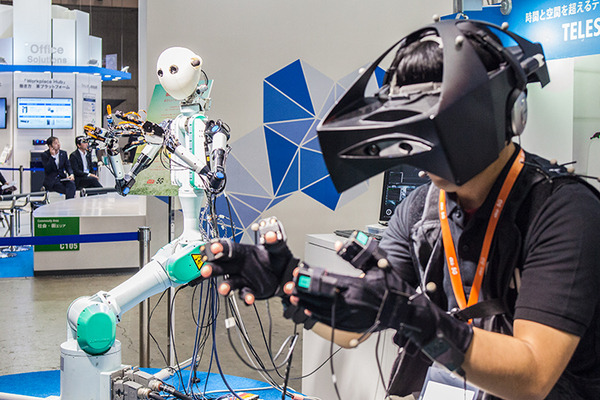 KDDIがモノの感触を体験できる遠隔操作ロボット「テレイグジスタンス」を出展、実用化は来年春を目指す