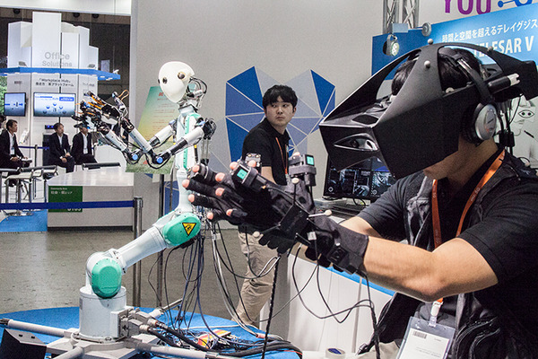 KDDIがモノの感触を体験できる遠隔操作ロボット「テレイグジスタンス」を出展、実用化は来年春を目指す