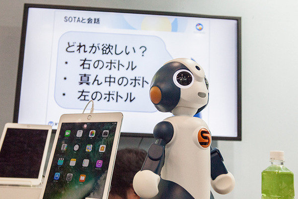 NTTとトヨタがロボットで連携！会話ロボットと生活支援ロボットの協働による接客サービスをデモ展示
