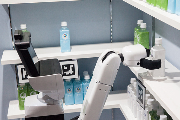 NTTとトヨタがロボットで連携！会話ロボットと生活支援ロボットの協働による接客サービスをデモ展示