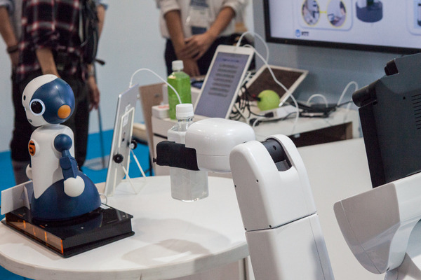 NTTとトヨタがロボットで連携！会話ロボットと生活支援ロボットの協働による接客サービスをデモ展示