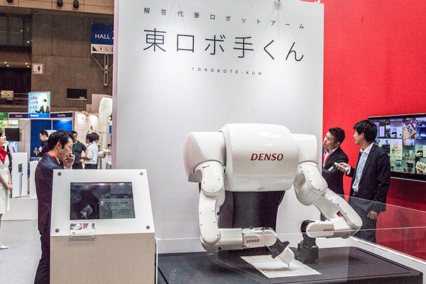 【美しいフォルム】DENSO「東ロボ手くん」は温かさを感じる回答代筆ロボットアーム