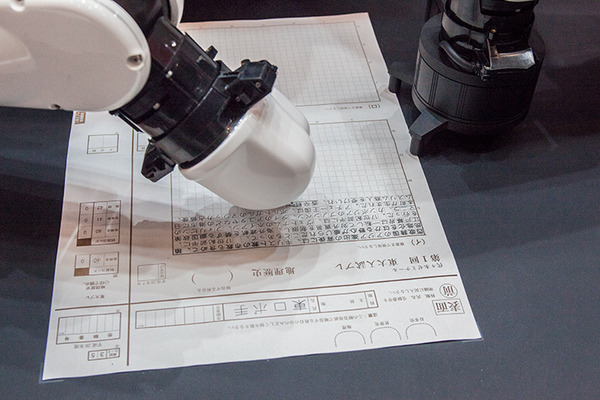 【美しいフォルム】DENSO「東ロボ手くん」は温かさを感じる回答代筆ロボットアーム