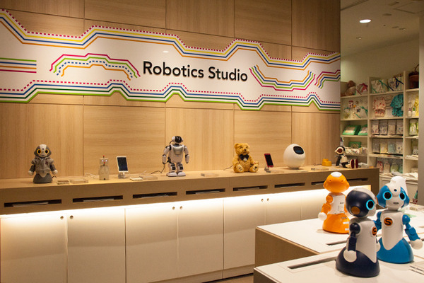 新宿高島屋「ロボティクススタジオ」OPEN！百貨店で初となるロボット常設売り場に、会話/教育/ホビー/スタンド/ダンス/ランドロイドなど各種ロボットが勢揃い