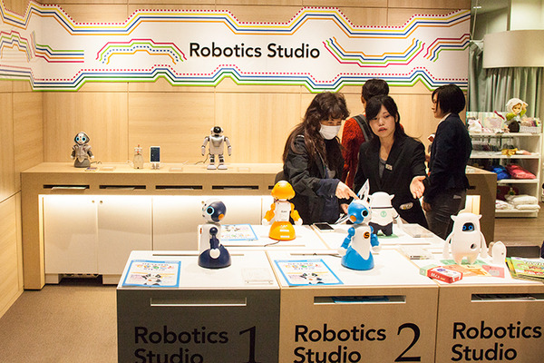 新宿高島屋「ロボティクススタジオ」OPEN！百貨店で初となるロボット常設売り場に、会話/教育/ホビー/スタンド/ダンス/ランドロイドなど各種ロボットが勢揃い
