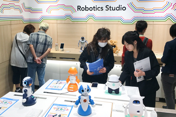 新宿高島屋「ロボティクススタジオ」OPEN！百貨店で初となるロボット常設売り場に、会話/教育/ホビー/スタンド/ダンス/ランドロイドなど各種ロボットが勢揃い