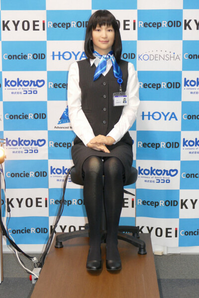 協栄産業、受付・案内人型ロボットシステム「レセプロイド」＆「コンシェロイド」を開発、900万円で販売開始　「協栄アイ」として同社受付業務へ