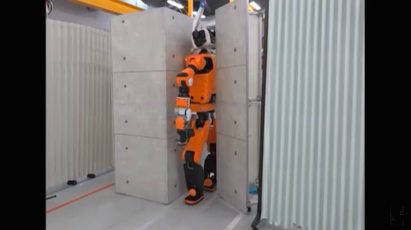 ホンダが二足歩行のヒューマノイド型災害救助ロボット「E2-DR」のプロトタイプを発表