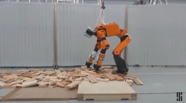 ホンダが二足歩行のヒューマノイド型災害救助ロボット「E2-DR」のプロトタイプを発表