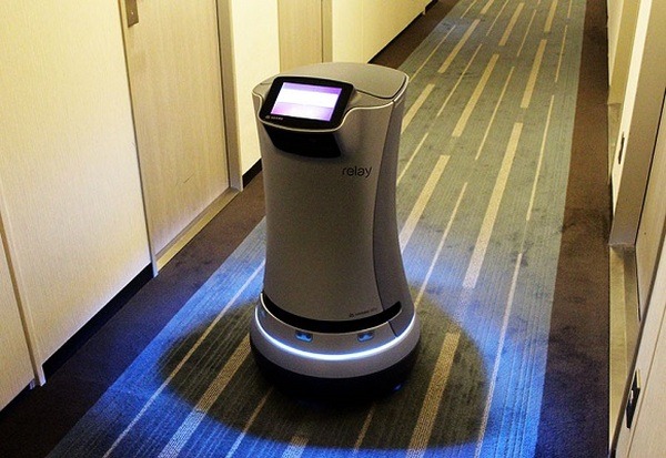 「ロボットが届けるクリスマス」プリンスホテルでデリバリーロボット「Relay」が恋人たちのサンタクロースに！