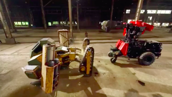 【動画あり】日米巨大ロボット対決「水道橋重工」vs「MegaBots」、クラタスが1体目を倒すも、2体目のチェーンソーに敗れる